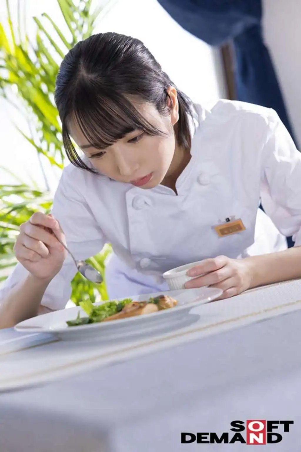 SUWK-017 楓きらり是一名酒店廚師，前偶像，被迫成爲一位著名美食評論家的奴隸，這位美食評論家通過發布騷擾性的低評價對她進行性騷擾的劇照8