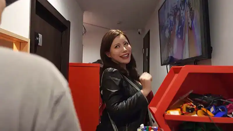 MKMP-552 她的身邊不乏男人……永井瑪麗亞，神乳神臀的蕩婦國王，壟斷熱鬧的酒吧，吞噬男人。的劇照3