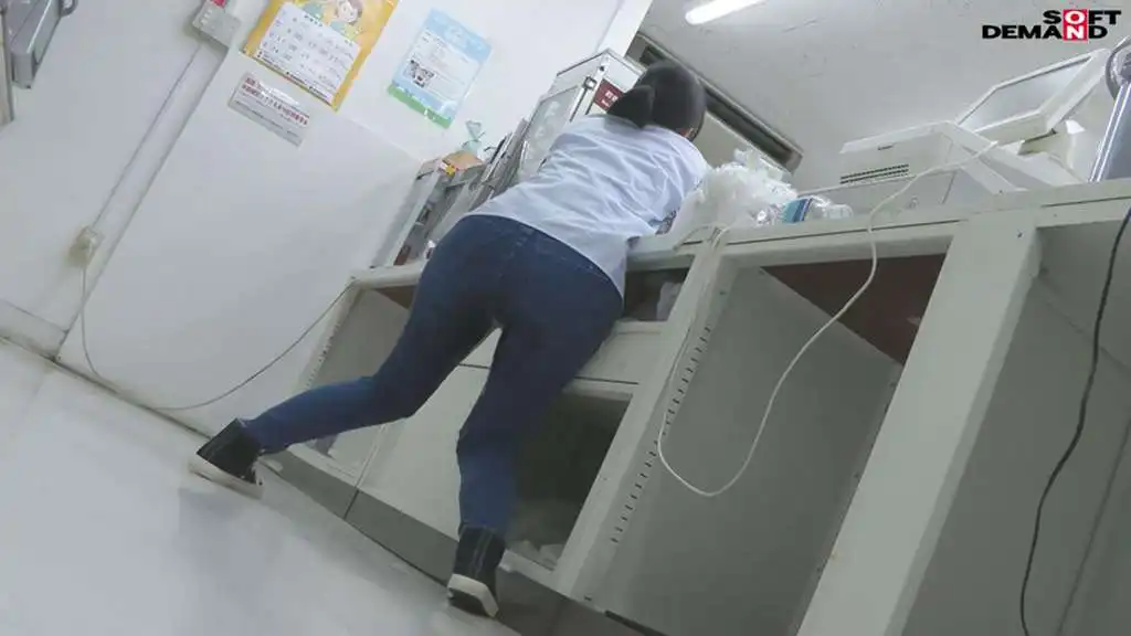 SDAM-112 讓對待客戶態度很差的便利店女孩好好的享受一下小便失禁的快感吧的劇照3
