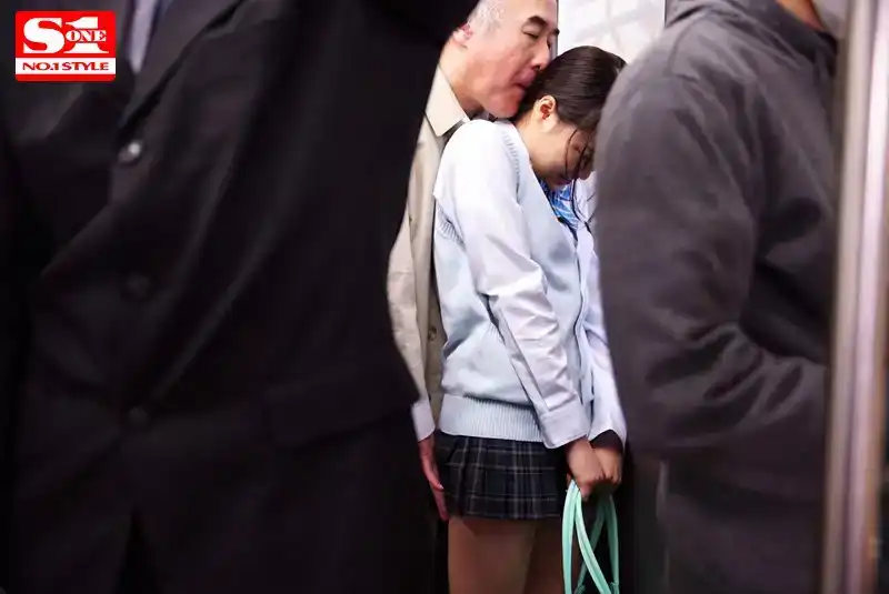 SSNI-200 鬆田美子被猥褻恐嚇，粉絲們甚至無法發出聲音，脫掉制服。的劇照1