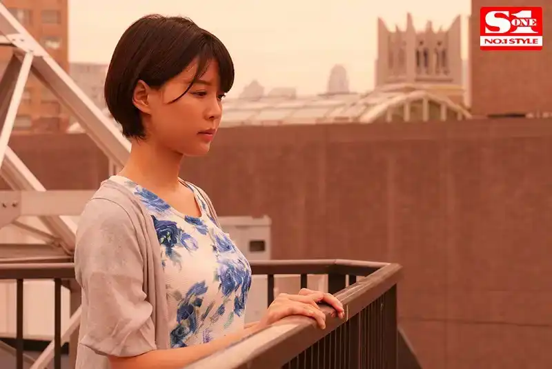 SSNI-256 已婚人妻爲了心愛的丈夫而陷入成人娛樂圈 ~ 葵司的劇照1