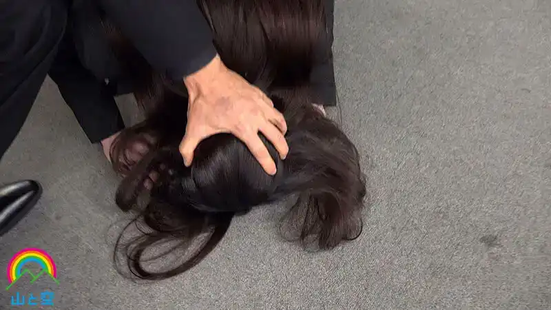SORA-543 代替我而被客戶惡意投訴被迫下跪道歉的OL，最終變成了人盡可夫的肉便器……人渣勃起 ~ 宮西光的劇照17