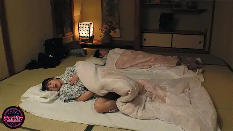 FJIN-033 父親再婚，我有了一個擁有I罩爆乳的繼母。溫泉家庭旅行中，當好色繼母發現我是處男時，她針對我...... ~ 有岡みう的劇照5