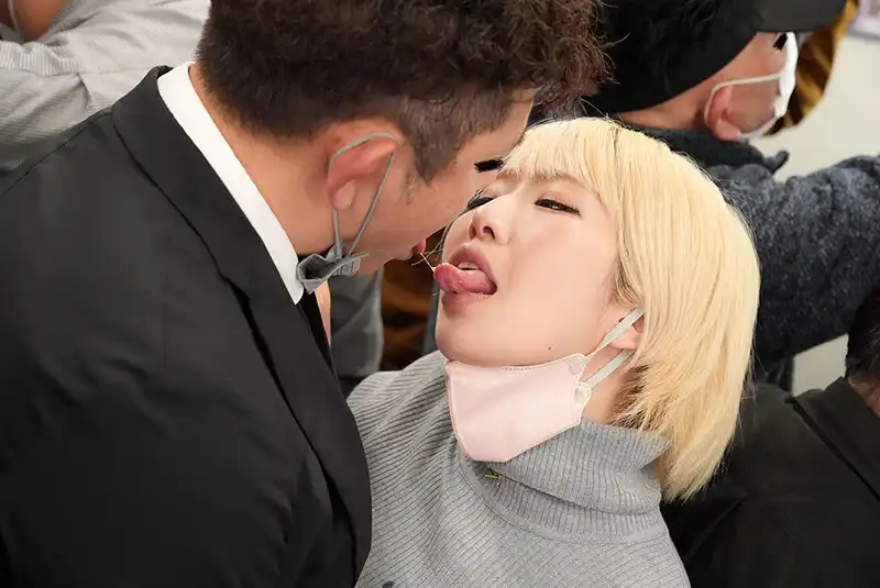 DANDY-932 隔着口罩接吻是最好的前戲！ 滿員狀態的電車上和美淑女擠在一起幾乎無法呼吸 ~ 乙愛麗絲 吉根柚莉愛 鈴木真夕的劇照8