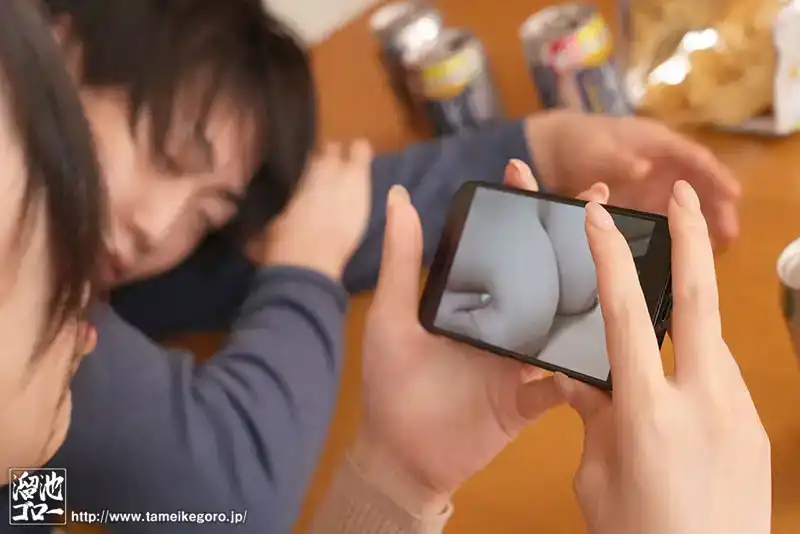 MEYD-934 當我和巨乳女孩出軌NTR了女友後，女友媽媽懲罰了我！憤怒地低頭乳交 ~ 佐山愛的劇照12