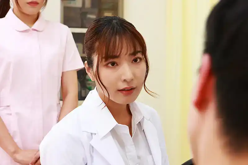 MMGH-003 皮膚科的美人女醫在檢查時 我的雞巴完全勃起了 ~ 水川潤的劇照18
