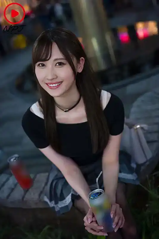 NPJS-116 在高寺車站前發掘的寶藏美少女劇團演員出現在AV中！ 看起來很清楚系！風格拔羣！可愛笑顏的劇團公主，竟然是個醉酒小惡魔！等着男人來搭訕！ ~ 有馬美月的劇照12