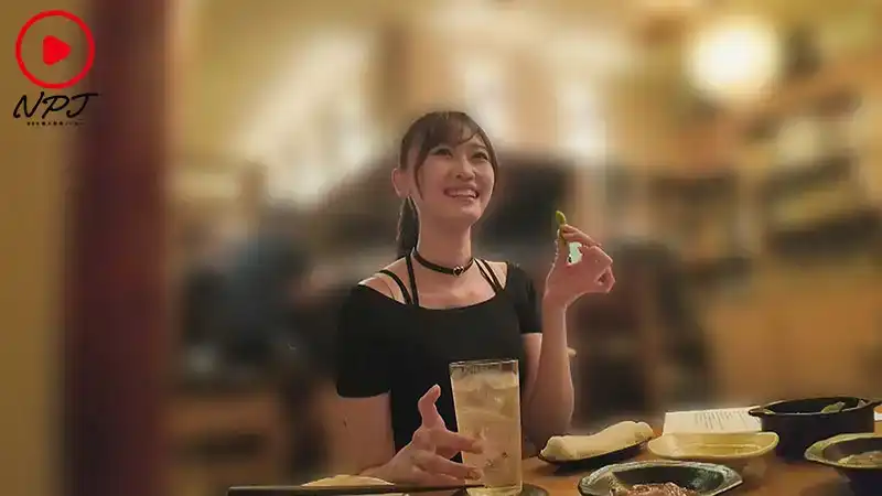 NPJS-116 在高寺車站前發掘的寶藏美少女劇團演員出現在AV中！ 看起來很清楚系！風格拔羣！可愛笑顏的劇團公主，竟然是個醉酒小惡魔！等着男人來搭訕！ ~ 有馬美月的劇照11