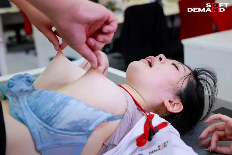 SDJS-299 大汗淋漓！肌肉抽筋！趁還有力氣別倒下！4名SOD女子社員的社內SEX體能測試的劇照2