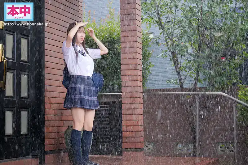 HMN-643 溼透的J系女孩在屋檐下避雨，被中出內射了 ~ 鈴之家鈴的劇照10