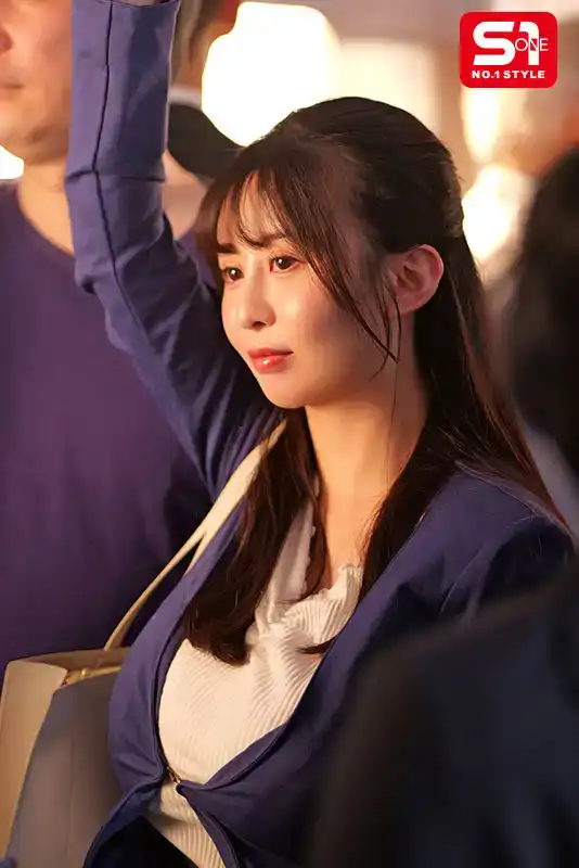 SONE-647 我無法抗拒被癡漢猥褻的K罩杯祕書，我也開始騷擾她……她對我的雞巴的上癮了 ~ 神樂桃果的劇照13