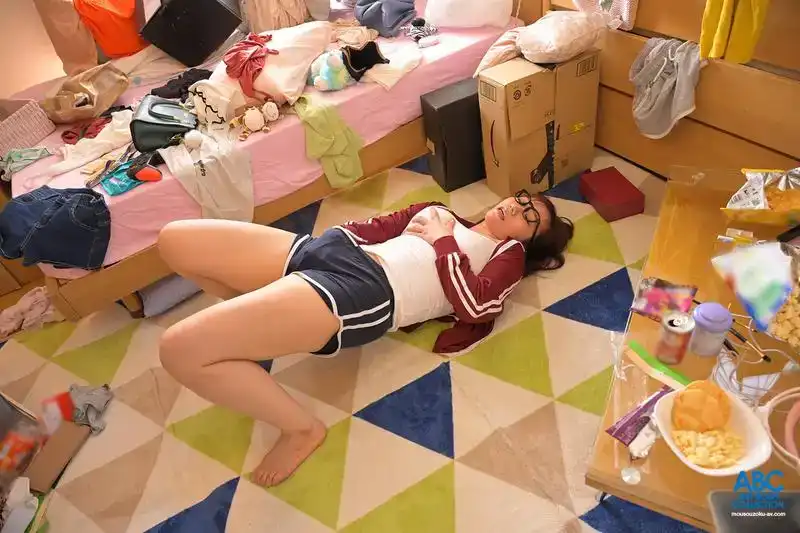 FOCS-238 久違回鄉發現巨乳青梅竹馬變身悶騷處女宅女 在髒亂房間被她中出榨幹 ~ 若宮穗乃的劇照16
