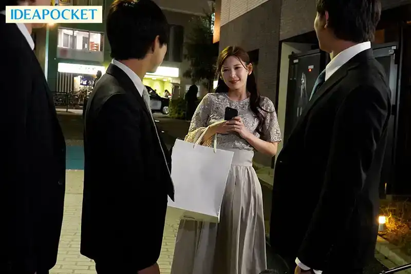 IPZZ-525 「大家一起操我吧！」 婚禮二次會宅飲，發情的騷未婚女要把所有男人吃幹抹淨，精液榨取狂潮！！ ~ 明裏紬的劇照12