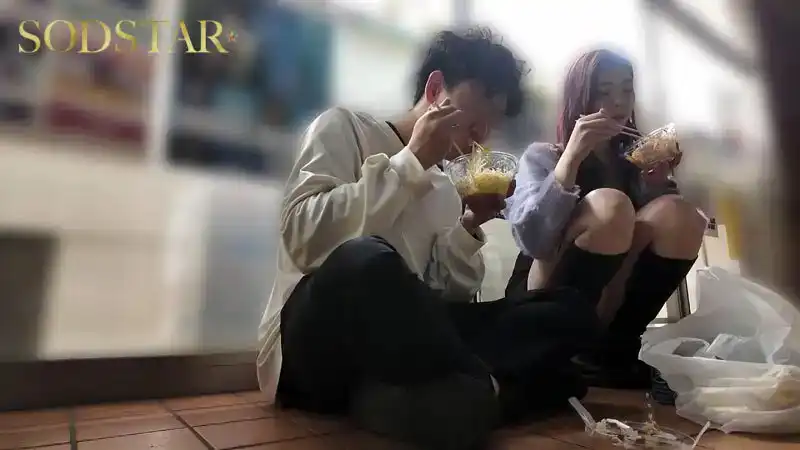START-306 周五夜，與比女友還熟的發小匯合。像學生一樣玩瘋累癱的我們，隨興進了酒店，第一次看到她那欲女臉，剎不住車到天亮還狂幹不停。 ~ 神木麗的劇照18