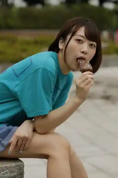 奈築里緒封面照片寫真