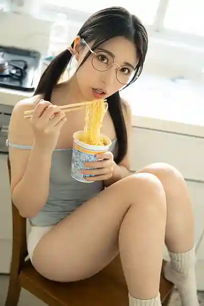 MKMP-636 喪女也能這麼浪！墮落的宅女表姐察覺我的愛意，賜我一夜激情夏日回憶 ~ 皆月光  的劇照18