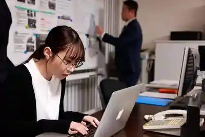 AKDL-325 公司裏不起眼的地味女前輩太會玩了，性愛直接戳中爽點 ~ 五十嵐清華 浜辺栞帆 桂木春香 的劇照15