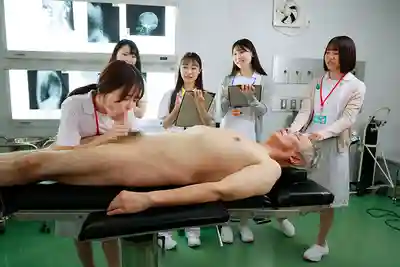 DVMM-251 轉生變成護理實訓人偶的班主任 被學生妹包圍全方位調戲的狂歡後宮 動不了但每天都爽到爆 ~ 斉藤帆夏 宮西光 赤名いと 雙葉麗奈 星仲ここみ 涼花くるみ的劇照12