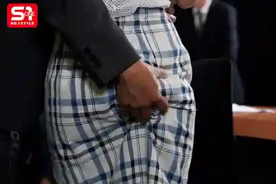 SONE-738 新人女主播不敢反抗大佬性騷擾，憋尿失禁到最後主動求愛 ~ Miru的劇照11
