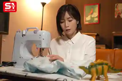 SONE-728 單親媽媽夜裡孩子睡了後搞パパ活 用媚藥逃避現實爽到起飛 ~ 奥田咲的劇照14
