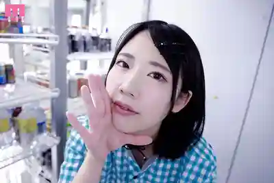 MIDA-197 凌晨三點後便利店大叔店長被小惡魔打工妹貼身耳語勾引 ~ 櫻柚乃的劇照3