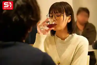 SONE-769 在酒吧和不起眼的素人妹子喝酒後...竟然是個超愛啪啪的色色怪物，榨到精液透明 ~ 兒玉七海 的劇照17