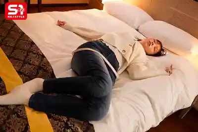 SONE-769 在酒吧和不起眼的素人妹子喝酒後...竟然是個超愛啪啪的色色怪物，榨到精液透明 ~ 兒玉七海 的劇照1