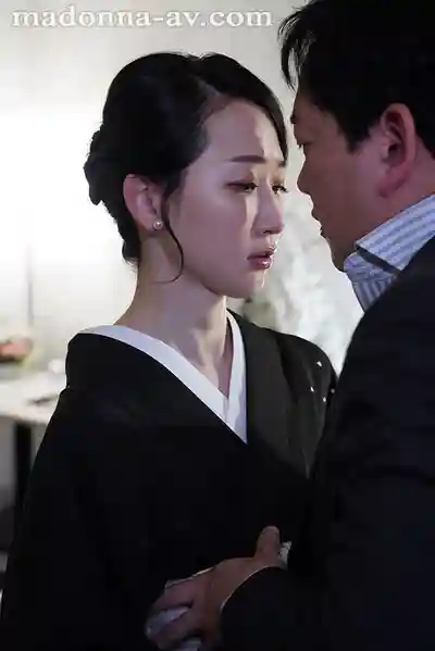 JUR-316 高端俱樂部的人妻，被大客戶汗液與體液包覆的閉店後中出枕營業 ~ 水戶香奈的劇照7