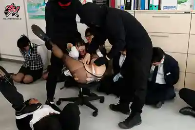 DASS-683 銀行劫匪理性喪失輪奸狂虐我那令人垂涎的巨乳妻 ~ 八森若菜 的劇照7