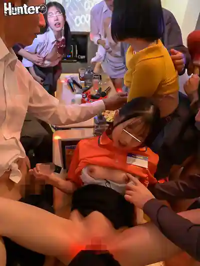 HUNTC-378 無限插爆KTV！想唱就唱，想幹就幹的定額爽翻天 ~ 湊波流 皆月光 深月芽衣 彩葉ゆな 望月蕾 雨村梨花 的劇照6