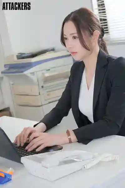 ATID-637 廢柴下屬用吸吮神器把女上司弄到腿軟高潮不停 ~ 白峰美羽的劇照12