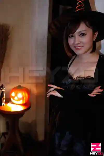 HEYZO-0156 淫蕩魔女的深夜款待 ~ 綾波ひかり的劇照2