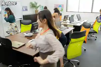 HUNTC-402 午休時間我的大屌被女同事排隊搶着用！2 ~ 小野阪唯香 岡本莉裏 深月芽衣 二宮桃 足立友梨 愛瀬優裏 星仲ここみ 的劇照11