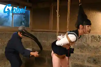 GAJK-025 鄉下老宅倉庫裏被繩縛調教的女學生！變態爺爺狠狠教訓囂張小丫頭 ~ 足立める  的劇照7