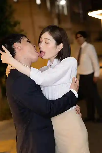 DANDY-899 路人忍不住多看一眼！微醺人妻上司街頭猝不及防熱吻點燃欲火，偷情癮根本停不下來 ~ 本田桃 優梨舞奈 水川かえで 的劇照11