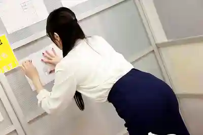 AKDL-333 絕品神臀在我眼前晃啊晃，忍不住直接下手啦 ~ 七瀨華蓮 水澄せいら 神村彩月的劇照19