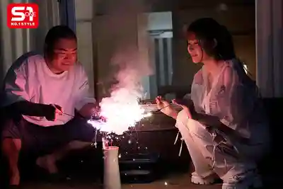SONE-813 盛夏返鄉的辣妹偶像青梅竹馬用都市調教的痴女技巧把我這宅男榨乾了 ~ 笹倉彩的劇照4