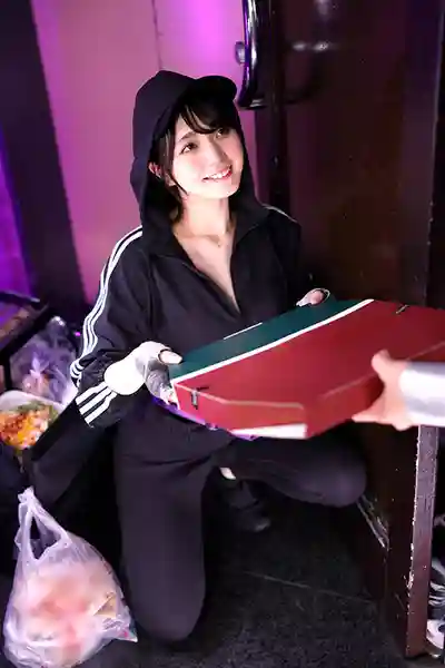 SVDVD-957 社團裏最正點的妹子竟然在送外賣，灌下酒讓她醉倒後連嗨三次到天亮，汁水滿溢瘋狂愛愛內射視頻 ~ 永野鈴 的劇照17