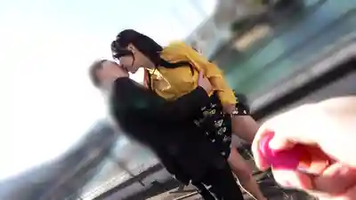 SORA-607 渴望刺激的騷人妻 羞恥的被塞入跳蛋高潮連連 把欲求不滿的五芭醬帶出去玩到失禁 ~ 五芭 的劇照2