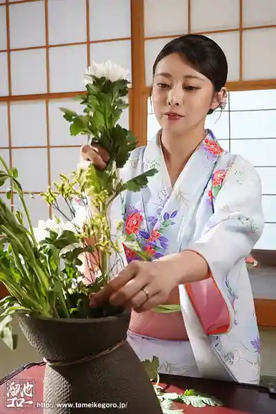 MFYD-032 極品女將用濃烈舌吻把大叔伺候到高潮迭起 ~ 潤うるる的劇照12