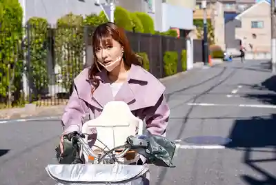 SVHOT-006 真實故事超爽艷遇！逆行單車辣媽闖家門逼我中出地獄！平凡社畜被路邊教訓後開啟無限啪啪模式 ~ 水川潤的劇照17