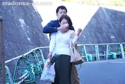 ROE-379 人妻被綁拘束椅兩小時，口水狂流變身超變態痴女的故事 ~ 友田真希的劇照9