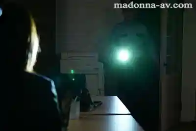 JUR-413 深夜辦公室的不貞之戀：與保安的激情纏綿 ~ 小島南 的劇照10