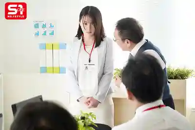 SONE-851 隱藏巨乳OL業績沒達標被迫全裸上班一週 用身體全力服侍大家 ~ 鷲尾芽衣的劇照11