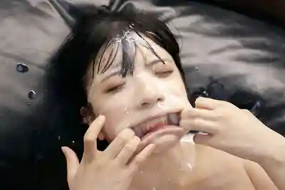 GAID-026 初次羞恥調教體驗 暑假被大叔們教壞的淫亂回憶 美巨乳×草帽×顏射×羞恥放尿×口爆×吞精 ~ 皐月ゆら的劇照3