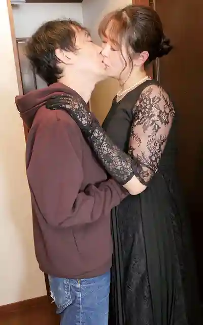 HNBR-002 未亡人丈夫遺像前被侵犯的禁忌高潮 與快遞小哥的背德激情 ~ 栗山さつき的劇照5