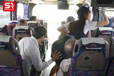 SONE-882 極品巴士導遊被迫用身體賠罪 精力旺老司機乘客輪流上陣無止境大亂鬥18發巴士之旅 ~ Miru的劇照10