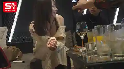 SONE-886 酒後徹底放飛 瘋笑潮吹失禁，睡着人被人幹 AV女優六本木私密激情大公開 ~ 村上悠華 的劇照6