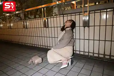 SONE-886 酒後徹底放飛 瘋笑潮吹失禁，睡着人被人幹 AV女優六本木私密激情大公開 ~ 村上悠華 的劇照1