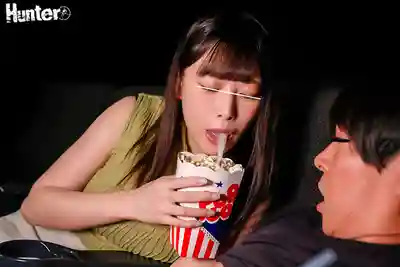 HUNTC-421 平日白天電影院只有我和癡女在場 ~ 胡桃櫻花 愛瀬優裏 虹村由美 中丸未來 的劇照7